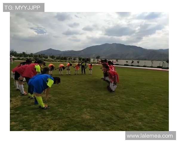 千叶队与福冈黄蜂的激烈对决展现足球魅力与团队精神